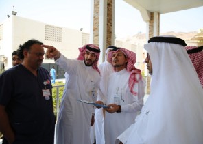 الجهني مدير مستشفى النور يتفقد أقسام المستشفى في اول جوله بعد قرار تعيينه