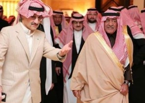 بالفيديو والصور.. أبناء الأمير طلال بن عبدالعزيز يتلقون العزاء في وفـاة والدهم