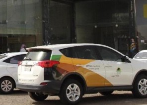 “العمل” توقف خدمات منشأة وظفّت عاملة آسيوية في محل للتموين الغذائي