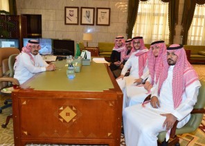 أمير الرياض يستقبل وفد من طلاب مدارس الملك الفيصل