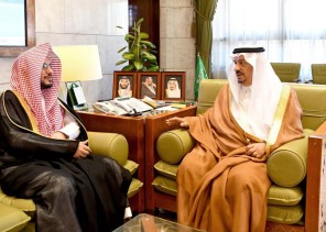 سمو الأمير فيصل بن بندر يستقبل أمين هيئة كبار العلماء وعضو المجلس الأعلى للقضاء
