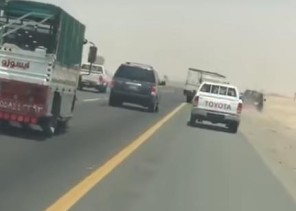بالفيديو سائق ديّنا يقود بتهور ويجبر سيارة على الخروج عن الطريق.. وأمن الطرق يطيح به