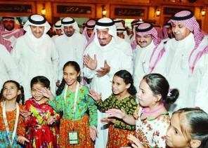 سلطان بن سلمان يقتني لوحة فنية دعما لـ “جدة التاريخية”