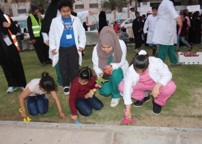 أطفال يزرعون 90 شتلة زهور صدقة جارية عن متوفي السرطان