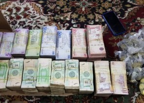 نصف مليون ريال داخل “كرتونة” وأكياس عملات معدنية بحوزة وافد في جدة (صور)