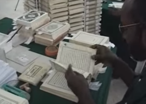 مركز خيري يرمم المصاحف ويصدّرها مجاناً لجميع أنحاء العالم (فيديو)