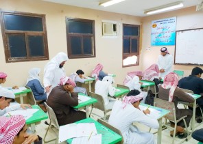 بحضور مدير مكتب التعليم بالريث طلاب الصف الثاني والثالث الثانوي بمجمع آل مشحنة التعليمي يؤدون اختبارات القدرات التشخيصي