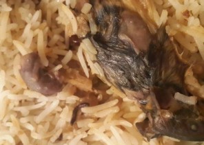 مواطن يعثر على فأر مطبوخ داخل وجبة اشتراها من مطعم في سكاكا