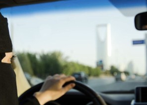 الكشف عن الغرامة المقررة في حال انشغال النساء بوضع المساحيق أثناء القيادة!