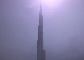 فيديو مبهر يظهر لحظة ملامسة البرق لقمة برج خليفة بدبي