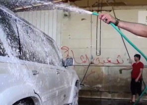 فيديو.. 3 أشقاء سعوديين بطريف يفتتحون مغسلة سيارات ويعملون فيها بأنفسهم