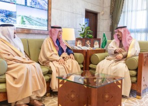 أمير منطقة الرياض يستقبل وزير الخدمة المدنية