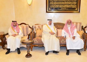سمو أمير منطقة الرياض يزور العلماء وأصحاب الفضيلة