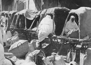 صورة تاريخية توثق وسيلة “الشقدف” المستخدمة قديماً في نقل الحجاج