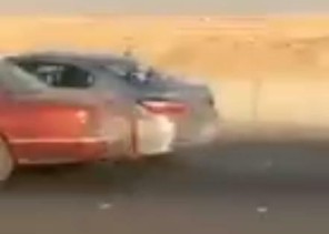 مرور الرياض يطيح بمفحطين ظهر أحدهم في مقطع فيديو يصدم مركبة ويلوذ بالفرار