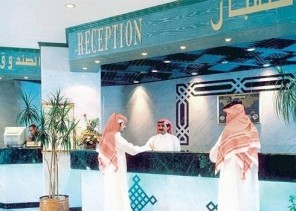 إلزام الفنادق والشقق المفروشة بإبلاغ الشرطة حال تسكين النساء