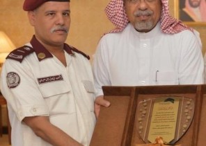 أمين مكة يكرم حارس أمن ظهر في فيديو يساعد أحد ذوي الاحتياجات الخاصة ويوصله لسيارته