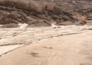 شاهد.. مواطنون يوثقون تحول الأودية لطبقات ثلجية وجريان السيول في “دخنة القصيم”