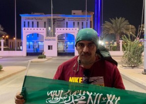 البارقي يصل عسفان قادما من عسير مشيا على قدمية.