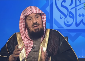 المنيع: ارتداء عدسات ملونة على العين للتجميل غير جائر لثلاثة أسباب (فيديو)