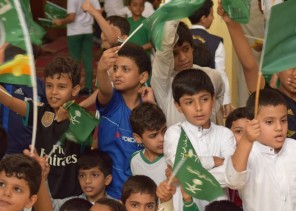 طلبة مدرسة الملك خالد بمكة يحولون مشاعر الفـرحة الوطنية إلى لوحات فنية