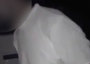 فيديو متداول لـ”راعي ماشية” يكبل كفيله في الصحراء.. حوار واحتجاج ووعد لم يفِ به