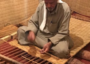 روى قصته في “الجنادرية”.. “آل حميد” يحترف صناعة المقاطف منذ 50 عاماً