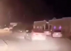 شاهد.. اصطدام سيارة بناقة في أحد الأحياء بالمملكة