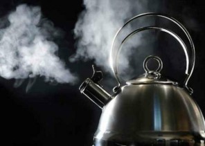 “الغذاء والدواء” ترد على إشاعة وجود مخاطر صحية في حالة إعادة غلي المياه