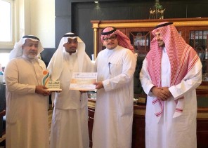 عميد شؤون الطلاب بجامعة أم القرى يكرم مستشار النادي الثقافي