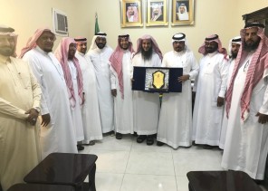 محافظ بيش يلتقي اعضاء جمعية تحفيظ القرآن.