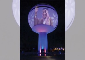 برج بريدة التاريخي يتزين بصورة خادم الحرمين الشريفين