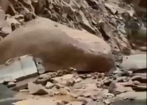 بالفيديو.. صخور ضخمة تقطع طريق “عقبة الشفا” بالطائف