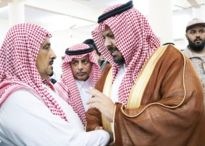 محافظ الداير يؤدي صلاة الميت على الشهيد سالم الحريصي