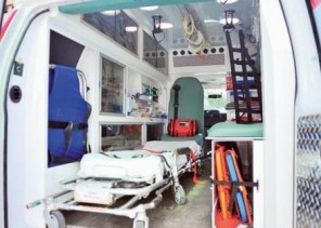 مسعف يروي قصة حـادث مؤثر وجد فيه رضيعاً بجوار جثـة والدته المتوفاة