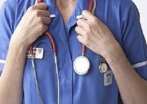 إعلان وظيفي لممرضين فلبينيين بلا شروط يثير جدلًا بالقطاع الصحي!