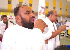 جمعية غيث الخيرية تنفرد وحيدة بسقيا الحجاج في صالة الحجاج بمطار الملك عبدالعزيز