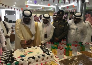 محافظ بيش يؤدي صلاة العيد ويزور المرضى المنومين بالمستشفى ويعايد مشائخ وأعيان المحافظة في منازلهم