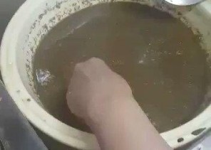 فيديو متداول.. مواطنة تعثر على مادة أشبه بـ”الأسمنت” في بهارات اشترتها من السوق