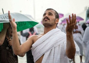 في مشهد مهيب.. ألسنة الحجاج تصدح بالدعاء تحت أمطار عرفات الغزيرة