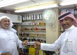 النقد توزع أدوات كشف العملة المزيفة على المحلات التجاري