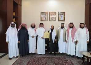 رئيس وأعضاء مجلس إدارة الجمعية الخيرية بخميس مشيط في زيارة لمحافظ خميس مشيط