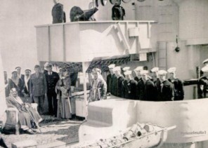 صورة نادرة للملك عبدالعزيز على متن المدمرة التي أقلته للقاء الرئيس الأمريكي “روزفلت”