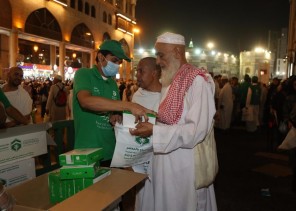 بتوجيه من أمير مكة .. توزيع وجبات السحور على ضيوف الرحمن طيلة العشر الأواخر