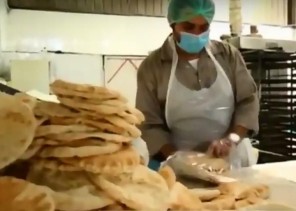 شاب سعودي يحطم ثقافة العيب.. أسس مخبزه الخاص ويعمل فيه بيديه (فيديو)