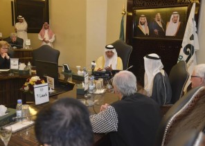 خالد الفيصل يخاطب وفداً دولياً باللغة العربية رغم تمكنه من الإنجليزية (فيديو)