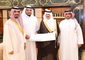 سائق حافلة ينشر مقطعاً لعثوره على طالب نائم داخل حافلة مدرسية.. وأمير الشرقية يكرّمه