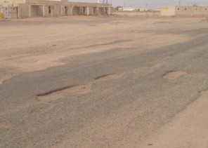 أهالي قرية الدابية تعاني تهالك الطريق الذي   يسلكونة  بشكل يومي