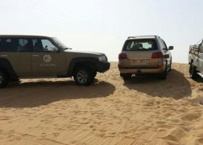 حرس الحدود ينقذ حياة إماراتيين تعطلت سيارتهما في الربع الخالي