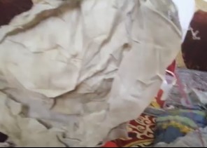 بالفيديو..مواطن يعثر على مفاجأة صادمة داخل وسادة نوم